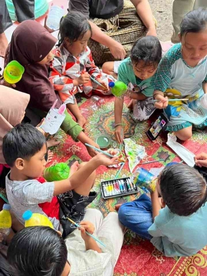 Tanamkan Kreativitas Sejak Dini, Mahasiswa Tim I KKN Undip Mengajak Anak-Anak Desa Beluk Mengolah Barang Bekas