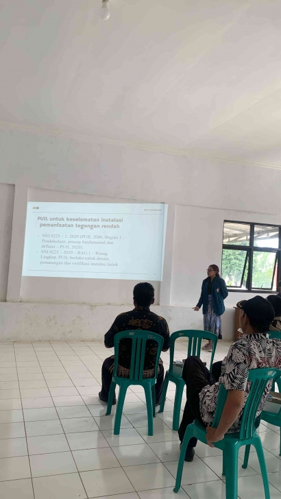 Mahasiswa KKN Undip Bersosialisasi tentang Keamanan Listrik Rumah Menurut SNI dan PUIL 2020 di Desa Pakembaran