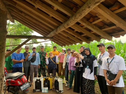 Pestisida Nabati BT - Plus Mengubah Paradigma: Mahasiswa KKN Unila 2024 Bersama Petani Desa Membasmi Ulat Grayak dengan Metode Ramah Lingkungan.