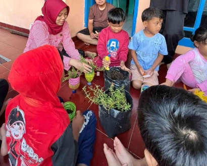 Tanamlah Pohon, Tanamkan Hidup! Mahasiswa Agroekoteknologi KKN TIM I Undip Mengajak Anak-anak Desa Beluk Menanam dalam Rangka Pelestarian Lingkungan
