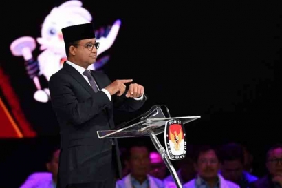 Saat Anies Bersikap Manis ke Prabowo di Debat Capres Terakhir