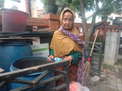 Hidup Sebatang Kara, Nenek Amah 90 Tahun Kumpulkan Rongsok demi Sesuap Nasi