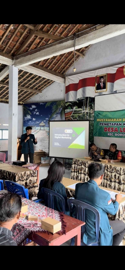 Mahasiswa Berbagi Ilmu Digital Marketing di Desa Lemahabang