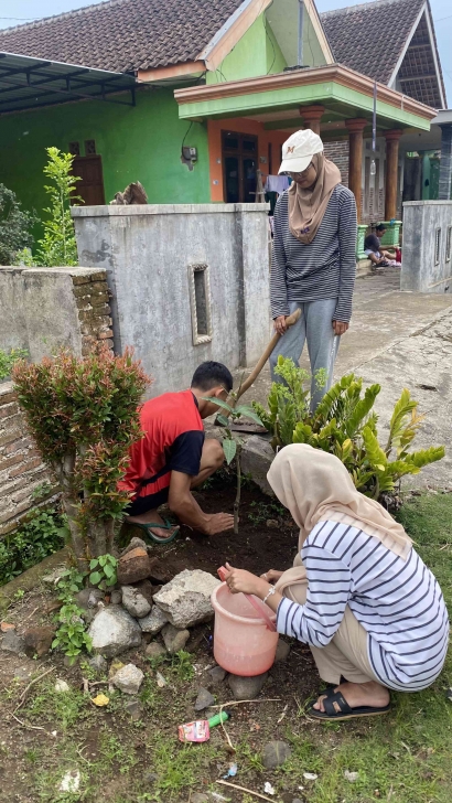 Hijaukan Bumi, Cerahkan Hidup: Mahasiswa KKM Kelompok 58 Menanam Harapan melalui Gerakan Penanaman Pohon Mangga (Mangifera indica) di Dusun Kemuning