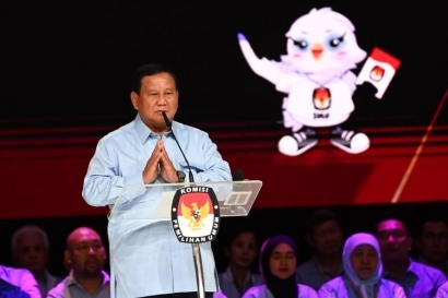 Populisme Prabowo Lewat Makan Siang dan Susu Gratis