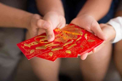 Angpao: Tradisi Memberikan Bungkusan Merah Berisi Uang dalam Budaya Tionghoa