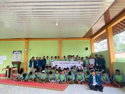 Mahasiswa KKN Universitas Lampung Edukasi Generasi Anti Narkoba di SMP IT CENDIKIA Tri Tunggal Jaya