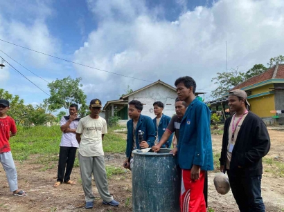 Mitigasi Kelangkaan Pakan Ternak di Kala Kemarau: Pelatihan Fermentasi Pakan Ternak Desa Kecubung Raya Oleh Mahasiswa KKN Unila