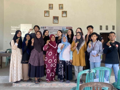 Mahasiswa KKN UNILA Melakukan Demonstrasi Pembuatan Cookies Daun Singkong dan Sosialisasi Digitalisasi UMKM di Desa Tanjung Mas Mulya