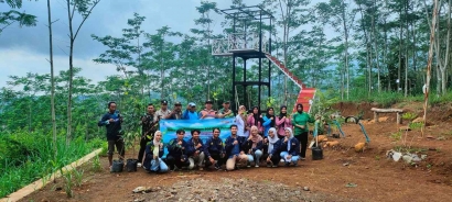 Gerakan Penanaman 300 Bibit Pohon oleh Mahasiswa KKN UMD Kelompok 09 UNEJ Kolaborasi Bersama Dinas Perhutani dan Pemerintah Desa Binakal