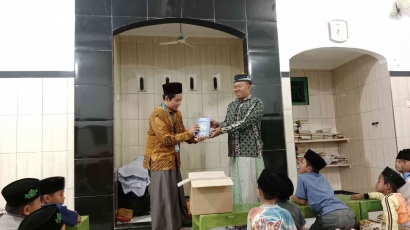 Penyerahan Wakaf Al Quran oleh Mahasiswa KKN 53 UIN Saizu Purwokerto