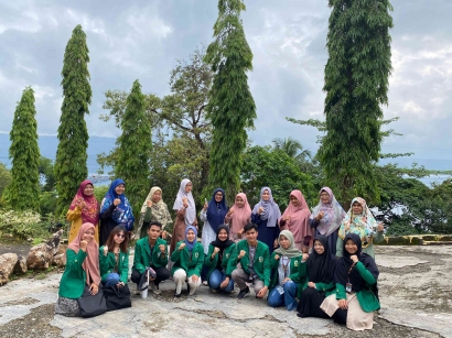 Penanaman Bibit Buah sebagai Kepedulian terhadap Lingkungan di Daerah SaniangBaka, Solok, Sumatera Barat