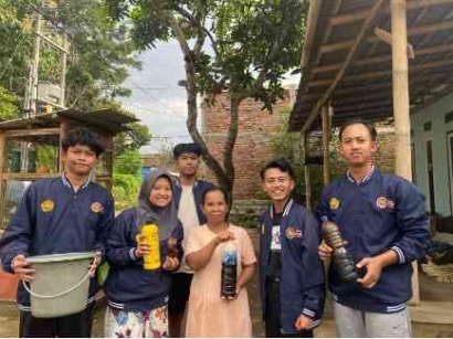 Tumbuh Bersama: Menginspirasi Kesadaran Masyarakat Desa Bukor dengan Pupuk Organik