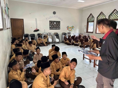 Mahasiswa Universitas Muhammadiyah Malang Berperan Aktif: Kampanye Bahaya Penggunaan Gadget Berlebih pada Anak MTs