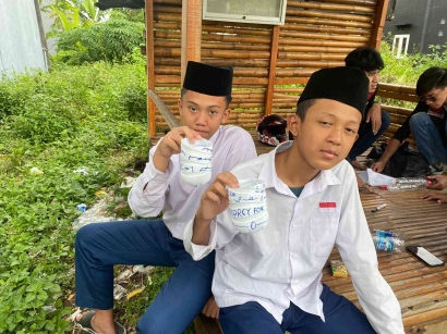 Mahasiswa Muhammadiyah Malang Menciptakan Pot Tanaman Inovatif dari Botol Bekas di Program Pengabdian Masyarakat