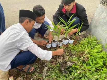 Mahasiswa Universitas Muhammadiyah Malang Menggairahkan Lingkungan dengan Menanam Tanaman Obat Keluarga