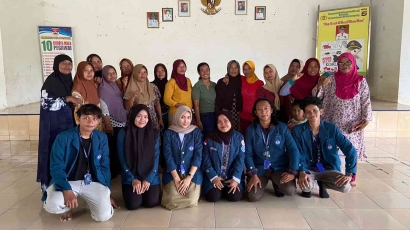 Mahasiswa KKN Universitas Lampung Sosialisasi Pupuk Organik Cair, Solusi Bagi Petani yang Sulit Mengolah Tanah