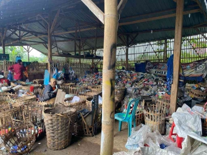 Mahasiswa KKN-T Universitas Islam Raden Rahmat Malang Mendaur Ulang Sampah Plastik untuk Dimanfaatkan Menjadi Ecobrik