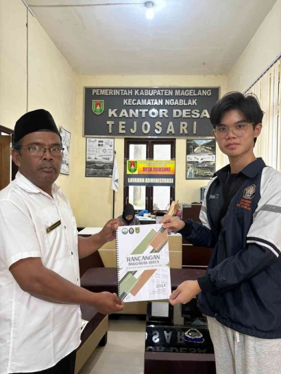 Pengerjaan RAB Gapura dan Pendopo Desa Wisata Religi sebagai Program Monodisiplin oleh Mahasiswa KKN Undip Tim 1 2024