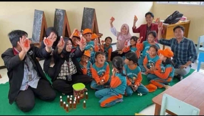 Demonstrasi Pembuatan Sabun Cair dari Bahan Alam Daun Jambu Biji sebagai Antioksidan oleh Anak-Anak Tk Negeri Pembina Bumiaji