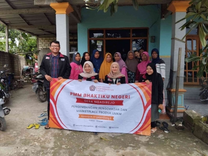 Mahasiswa UMM pada Kegiatan PMM Melakukan Sosialisasi Pemasaran Kerajinan Gerabah di Desa Ngadirejo