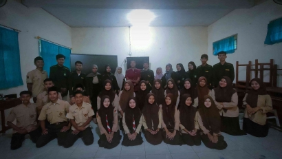 Sosialisasi Proses Penerimaan Mahasiswa Baru oleh Tim KKN Unisnu Jepara Angkatan XVI di Ma Matholiul Ulum Banjaragung Bangsri
