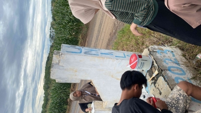 Pelaksanaan Program Kerja KKN UNILA 2024 Periode 1 Pengecatan Ulang Gapura Kampung Bengkulu Jaya