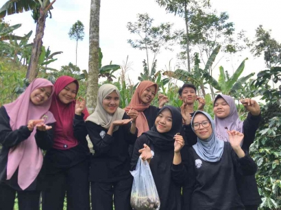 Tanam dan Lestarikan: Inisiatif Mahasiswa KKM dalam Pelestarian Lingkungan
