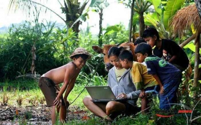 Membangun Jembatan Digital: Mendorong Kesetaraan Akses Internet di Desa