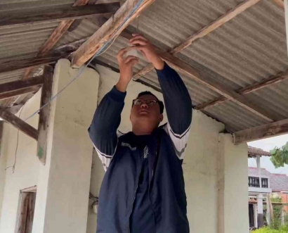 Mahasiswa KKN UNDIP Lakukan Penyuluhan dan Pemasangan Lampu Sensor Otomatis di Fasilitas Desa Suwatu Sebagai Upaya Mencapai Efisiensi Energi