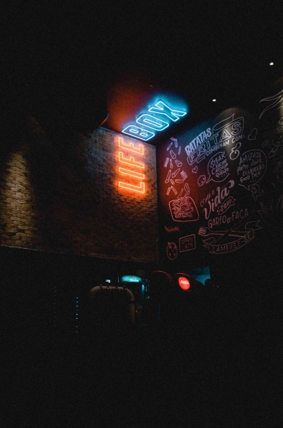 Neon Box: Pencahayaan Modern untuk Identitas Bisnis