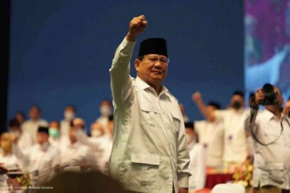 Dua Jari Ungu ke Udara, Simbol Pemilu Damai dan Kemenangan Prabowo-Gibran