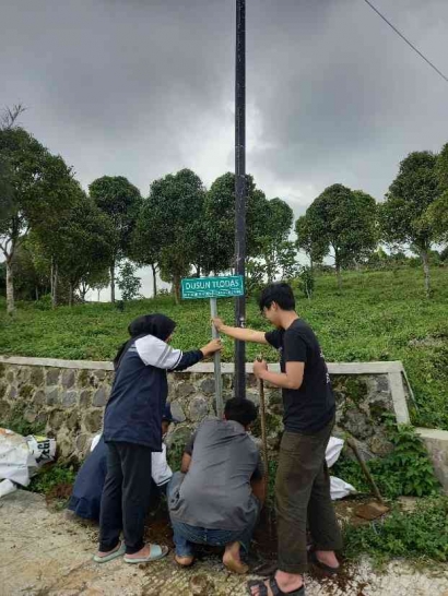 Mahasiswa KKN Undip Lakukan Pemasangan Plang Nama Dusun sebagai Tanda Identitas