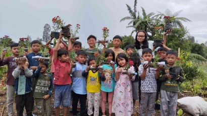 Penerapan Prinsip 3R Melalui Pembuatan Vertical Garden Sebagai Pengolahan Sampah Anorganik di Dusun Kenanggan