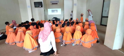 Bersama Siswa dan Siswi TK Bahrul Magfiroh: Mahasiswa PMM UMM Melakukan Nonton Film Bersama demi Meningkatkan Nilai Agama