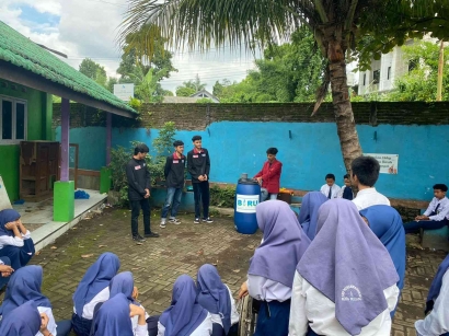 PMM UMM Mitra Dosen Kelompok 124 Penerapan Teknologi Biogas Pada Siswa SMP Muhammadiyah 06 Malang