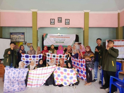 KKN UNISNU XVI Jepara - Sosialisasi dan Pelatihan Kerajinan Batik Jumputan bersama Ibu-ibu PKK Desa Telukwetan
