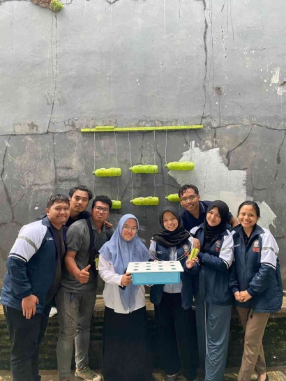 Sebuah Inovasi yang Ramah Lingkungan! Mahasiswa TIM I KKN Undip Membuat Taman Vertikal Hidroponik dengan Memanfaatkan Botol Bekas