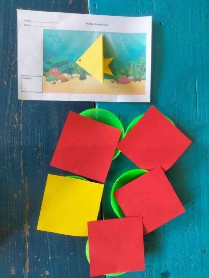 Meningkatkan Kemampuan Motorik Halus Anak dalam Kegiatan Melipat Bentuk Ikan Menggunakan Media kertas Origami pada Kelompok B