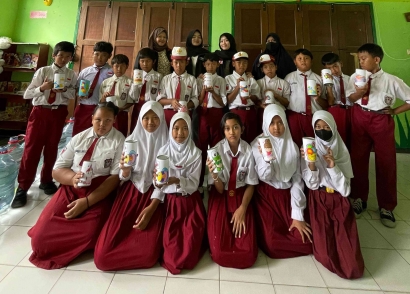 Mahasiswa PMM Universitas Muhammadiyah Malang, Mengajak Anak SDN 2 Landungsari Berkreasi dengan Mewarnai Celengan guna Membangkitkan Semangat Menabung
