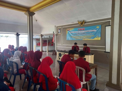 Kegiatan Sosialisasi Pemilahan Sampah oleh Mahasiswa PMM UMM di Kantor Desa Genengan Kecamatan Pakisaji Kabupaten Malang