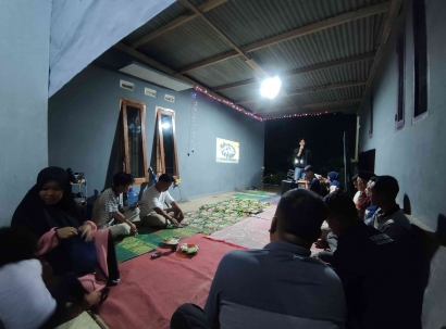 Mahasiswa KKN Unila Dorong Pengelolaan Limbah Batok Kelapa Berkelanjutan Melalui Pelatihan Produksi Briket Energi di Desa Sidomekar