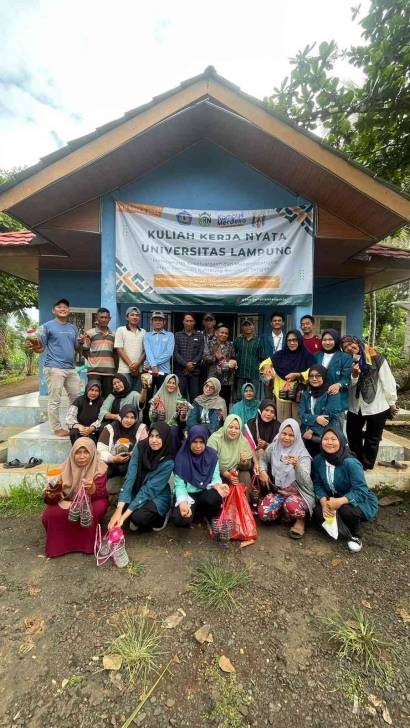 Penyuluhan Eco Enzyme dan Vertical Farming oleh Mahasiswa KKN UNILA Periode 1 Tahun 2024 di Kampung Bengkulu Tengah, Way Kanan