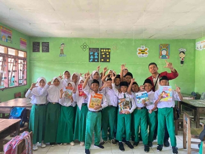Membangun Karakter dan Cinta Baca Sejak Dini, Mahasiswa KKN-P 07 Umsida Hadirkan Pojok Literasi untuk Anak-Anak di Desa Jatiarjo