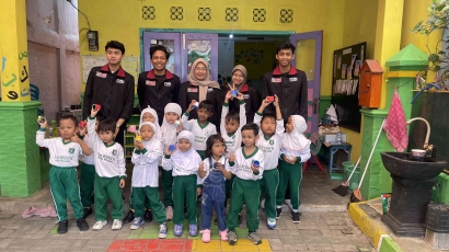 Peningkatan Kreatifitas Siswa TK Muslimat NU 33 Kota Malang oleh PMM UMM