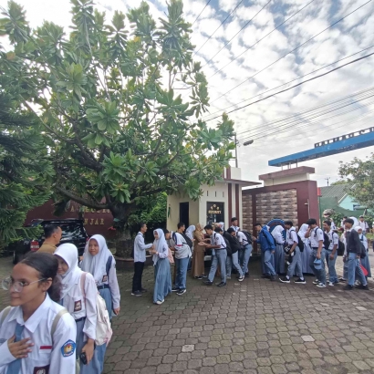 Pentingnya Menyambut Kedatangan Siswa di Gerbang Sekolah