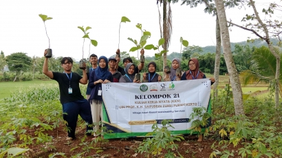 Mahasiswa KKN Angkatan 53 UIN Prof. K.H Saifuddin Zuhri Purwokerto Lakukan Penghijauan Lingkungan di Desa Panerusan Wetan