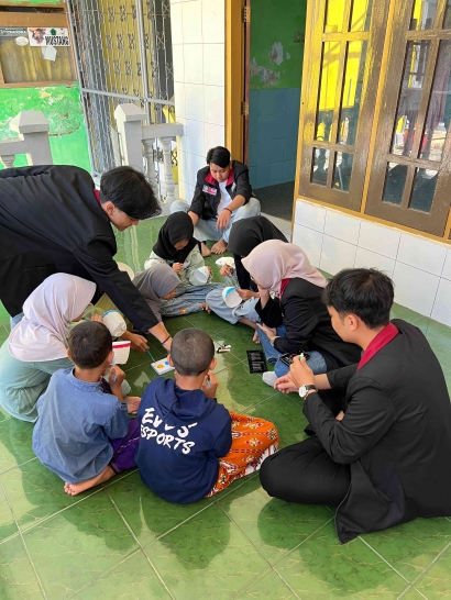 Kegiatan Mengolah Kreativitas Anak-Anak Panti Asuhan Siti Hajar dengan Program Kerja dari Kelompok 68 PMM Gelombang 2