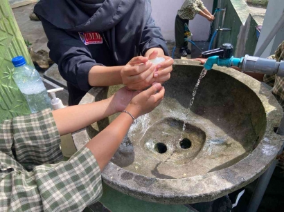Mahasiswa PMM UMM Melakukan Penyuluhan dan Pembuatan Sabun Cuci Tangan dari Lidah Buaya
