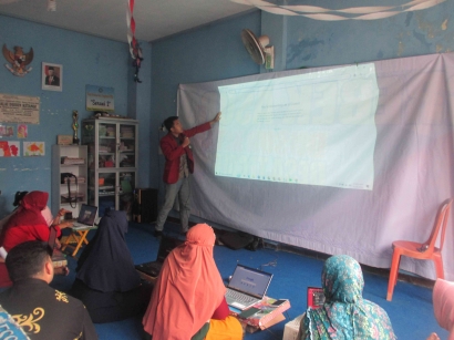 Jadi Kebutuhan Kader Dusun Ketangi, Mahasiswa PMM UMM Gelar Pelatihan Teknologi Efektif